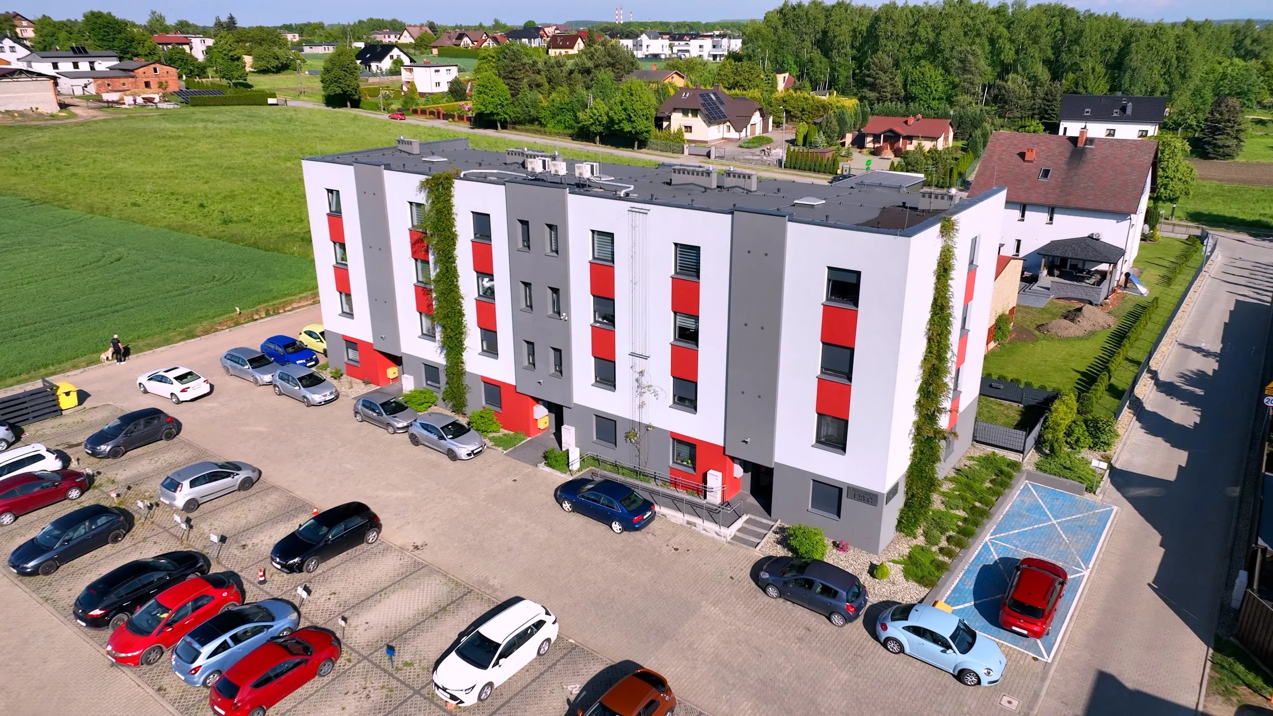 Wcześniejsza realizacja Fibry - budynek z parkingiem